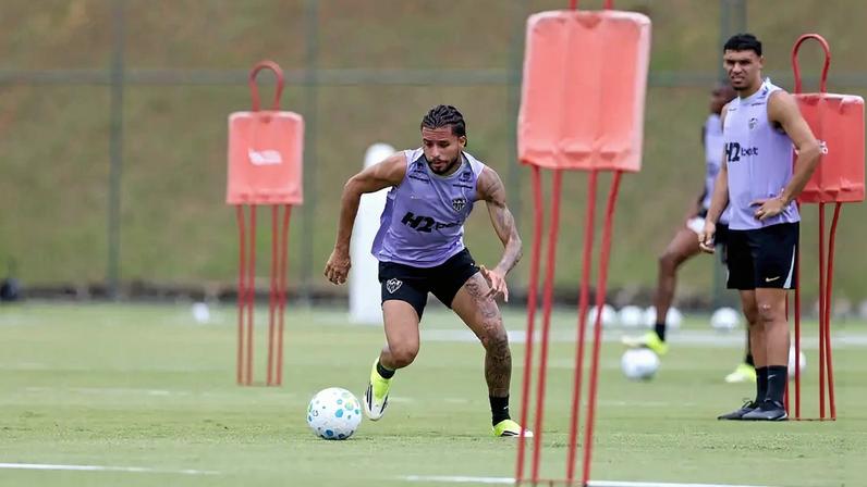 Alexsander treina na cidade do galo (Foto: Pedro Souza / Atlético)