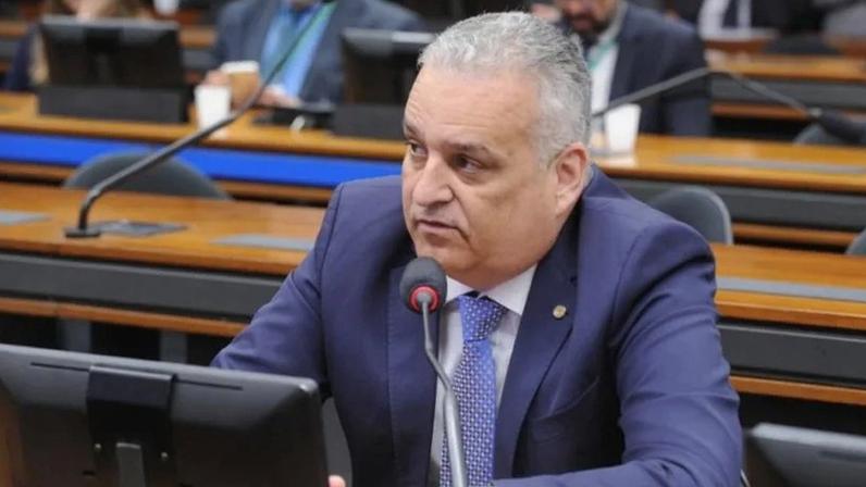 O deputado e relator da CPMI do INSS, Alfredo Gaspar, avalia se filiar ao PL para concorrer ao Senado
