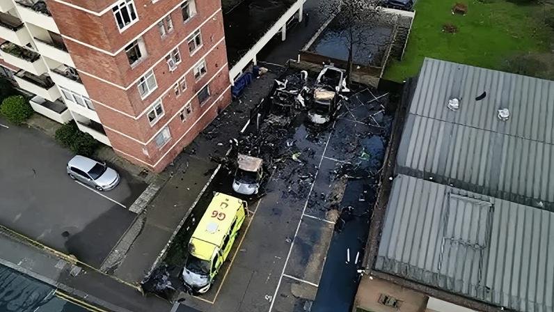 Ambulâncias da comunidade judaica pegam fogo em ataque em Londres