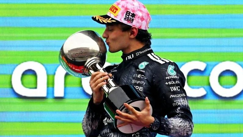 Andrea Kimi Antonelli, da equipe Mercedes AMG Petronas F1 Team, no pódio durante o Grande Prêmio do Japão de F1