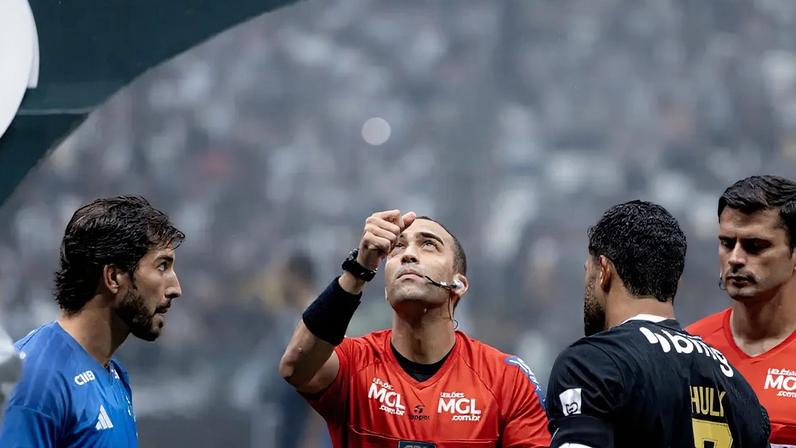 Jogadores de Cruzeiro e Atlético com a arbitragem em clássico (Foto: Luan Martins / GazetaPress)