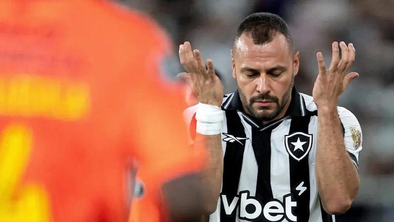 Arthur Cabral lamenta durante duelo entre Botafogo e Barcelona-EQU na terceira fase da Libertadores (Foto: Jorge Rodrigues/AGIF/Gazeta Press)