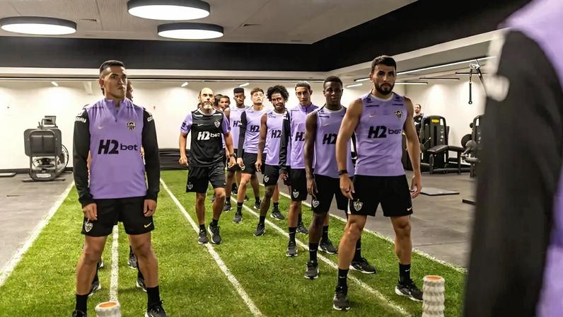 Jogadores em treinamento na Cidade do Galo (Foto: Pedro Souza / Atlético)