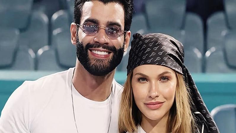 Gusttavo Lima posou com os filhos em GP de moto em Goiânia