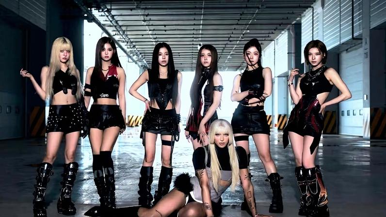 Foto promocional do single 'Mexe', gravado por Pabllo Vittar com o grupo sul-coreano NMIXX