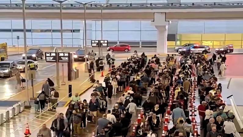Aeroporto George Bush, em Houston: filas chegam à área externa do terminal