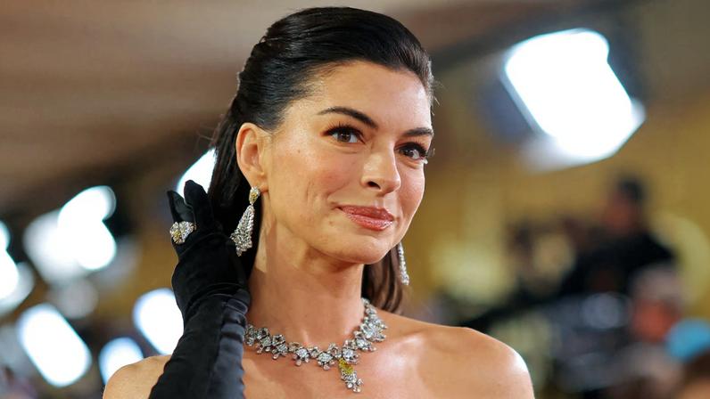Anne Hathaway passou pelo tapete vermelho do Oscar 2026