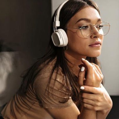 Estudo aponta substâncias químicas em fones de ouvido com potencial hormonal