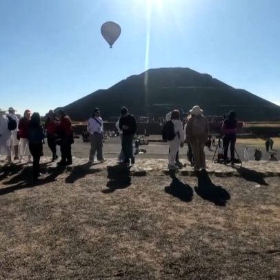 Multidões assistem ao espetáculo da natureza junto à Pirâmide do Sol