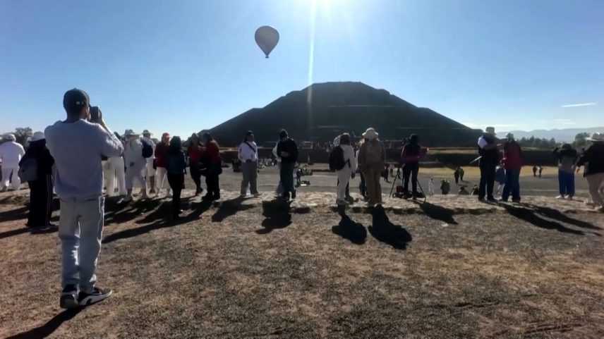 Visitantes observam os balões na pirâmide em Teotihuacan, no México