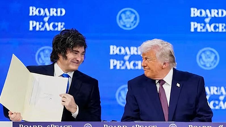 El presidente de Argentina, Javier Milei (izquierda), y el de Estados Unidos, Donald Trump (derecha), en la presentación de la Junta de Paz para Gaza en Davos (Suiza)