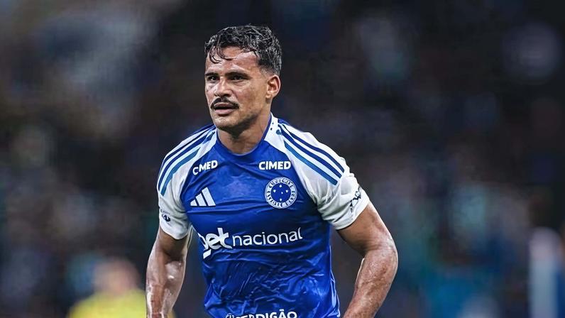 Lateral-esquerdo Kaiki, do Cruzeiro, chefa para integrar a delegação da seleção brasileira nos EUA