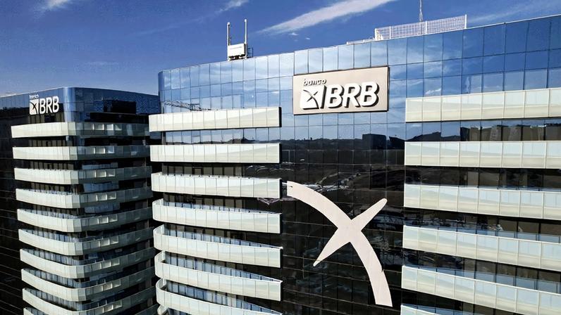 Ritual. As provas de causa e consequência da influência política na operação do BRB estão em segundo plano. E as vivandeiras dos quartéis voltam a ganhar espaço na mídia – Imagem: Redes Sociais/BRB e O Globo