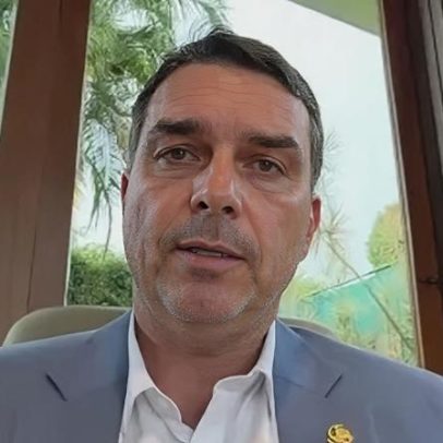 Flávio Bolsonaro vê prisão domiciliar de Bolsonaro como 1º passo da justiça