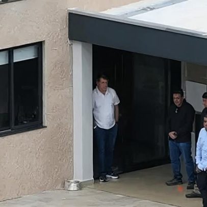 Bolsonaro passa a primeira noite em casa após 125 dias