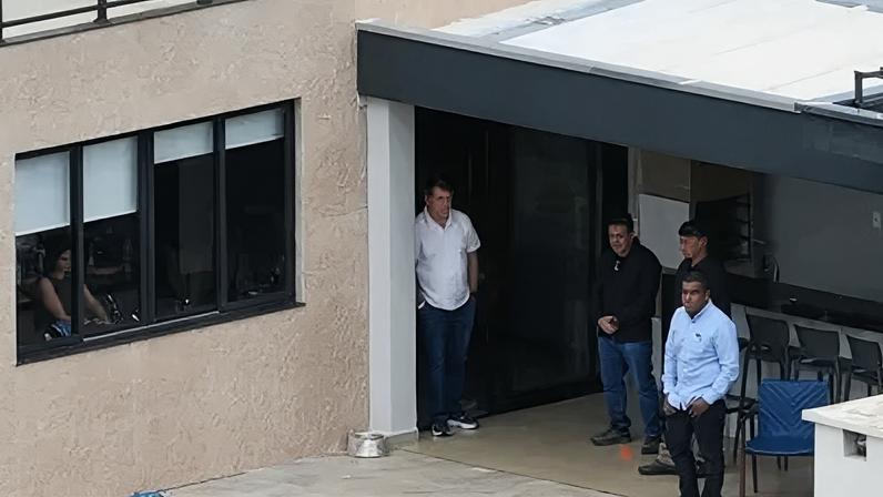 Jair Bolsonaro em casa após ter alta hospitalar