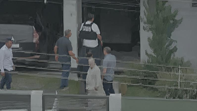 Bolsonaro chegando em casa de colete da PM