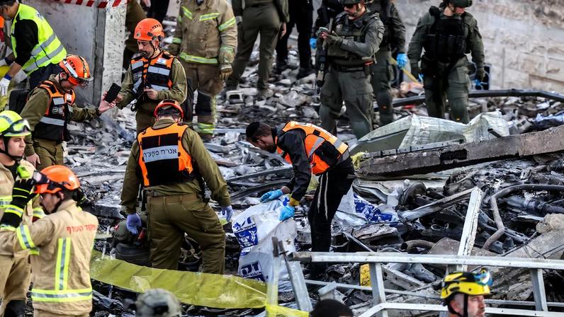 Personal de emergencia junto a los destrozos ocasionados este sábado por un misil iraní en Beit Shemesh, en Israel.