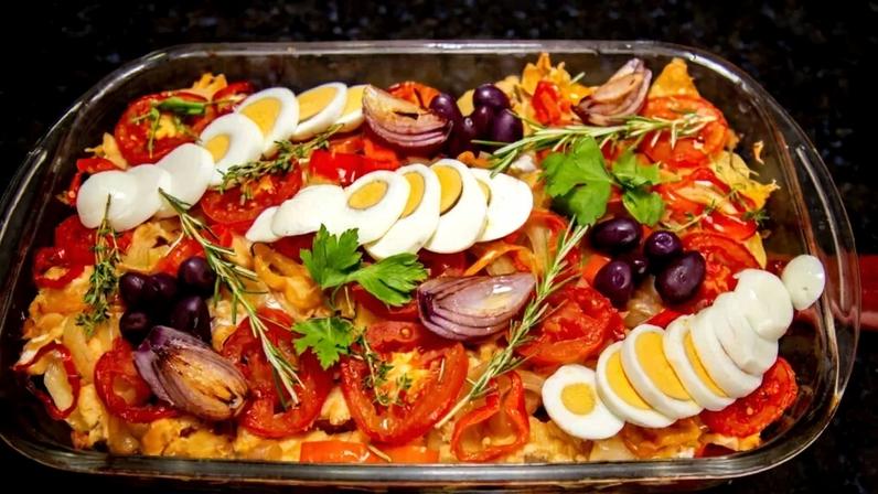Bacalhoada tradicional portuguesa (Imagem: maxbelchenko | Shutterstock)