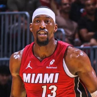 Bam Adebayo recebe prêmio da NBA após jogo histórico