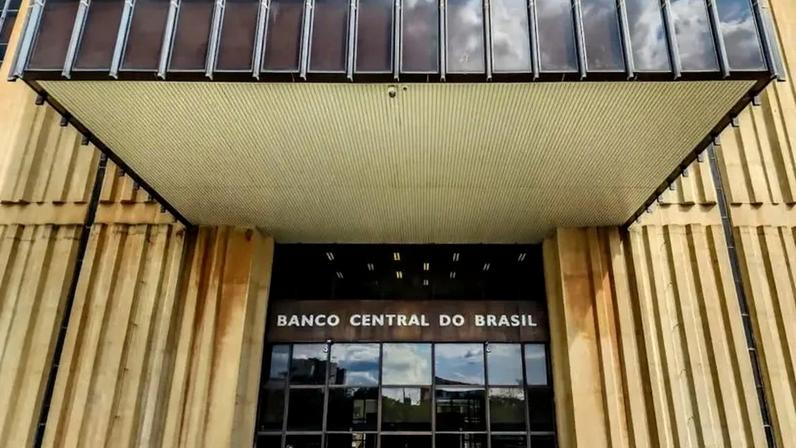 A estimativa para a taxa Selic subiu de 12,25% para 12,50%; na imagem, fachada do Banco Central, em Brasília
