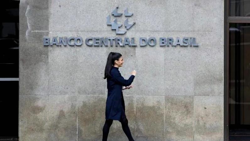 A suspeita é de que os 2 ex-funcionários atuaram para favorecer os interesses do banco de Daniel Vorcaro