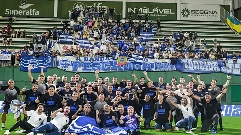 Jogadores comemoram título na Arena Condá