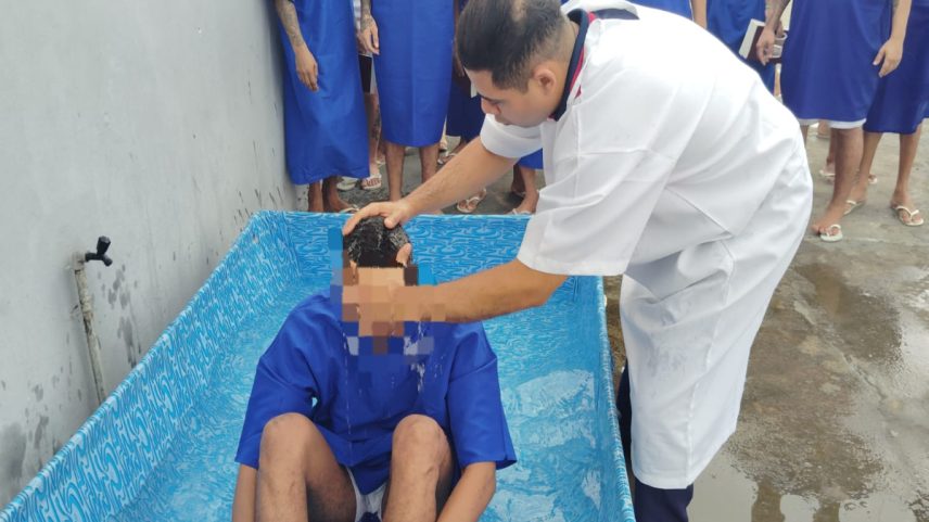 Batismo em presídio marca início de recomeço para detentos