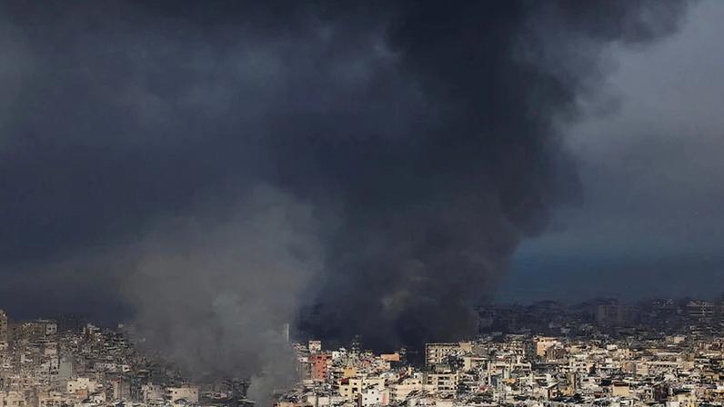 Fumaça após ataque israelense a Beirute, em uma escalada do conflito entre o Hezbollah e Israel (foto: Khalil Ashawi / Reuters)
