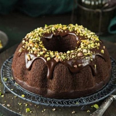 Três receitas de bolo de chocolate com cobertura fáceis e saborosas