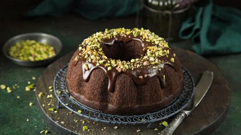 Três receitas de bolo de chocolate com cobertura fáceis e saborosas