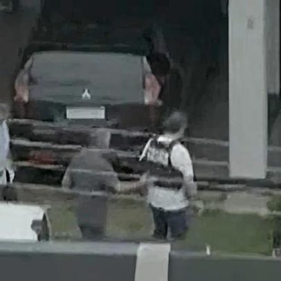 Bolsonaro chega em casa para cumprir regime de domicílio