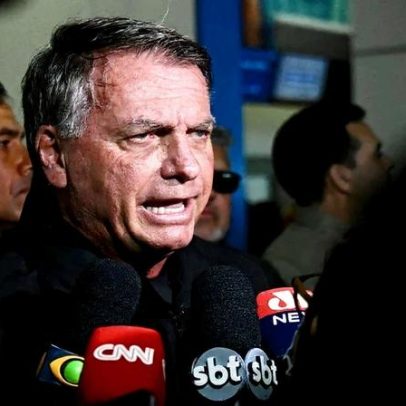 Bolsonaro passa mal na prisão e é levado a hospital em Brasília, diz Flávio