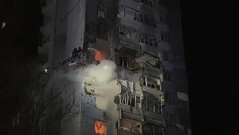 Bombeiros apagam incêndio em Zaporizhzhia, na Ucrânia, após ataques da Rússia