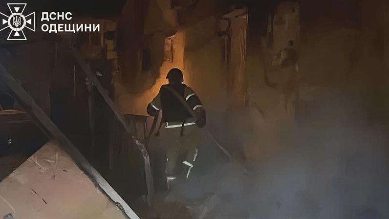 Bombeiros apagando incêndio após ataques de drones russos em Odessa, na Ucrânia