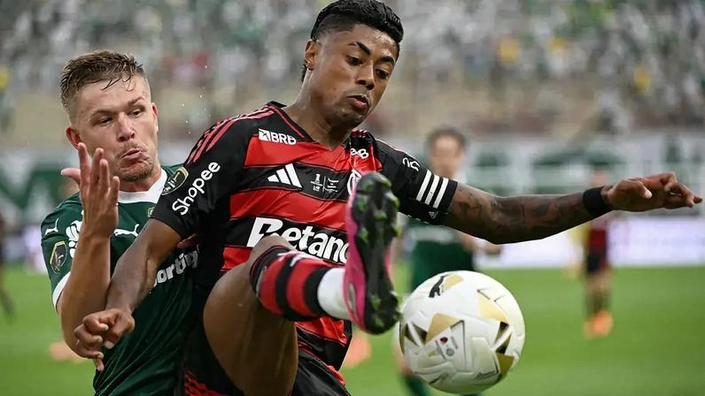 Bruno Henrique disputa bola com Bruno Fuchs, na final entre Flamengo e Palmeiras (Foto: Luis Acosta/AFP)