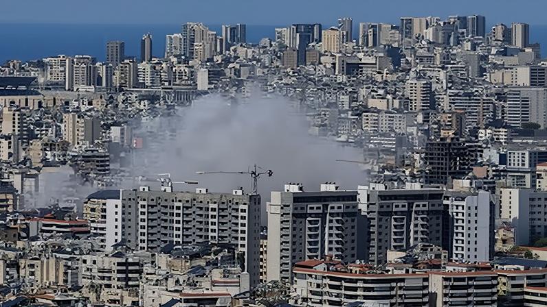 Una humareda se eleva en Dahiyeh, un suburbio al sur de Beirut (Líbano), durante los bombardeos israelíes este lunes.