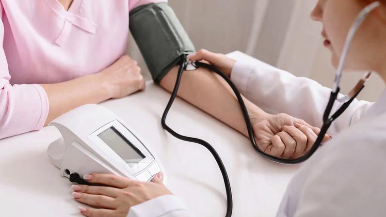 Hipertensão atinge jovens: preocupação aumenta entre mulheres de 25 a 44 anos