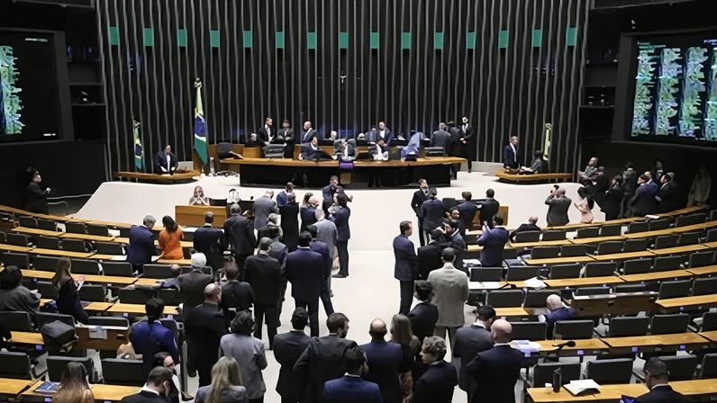 Deputados durantes votações no plenário