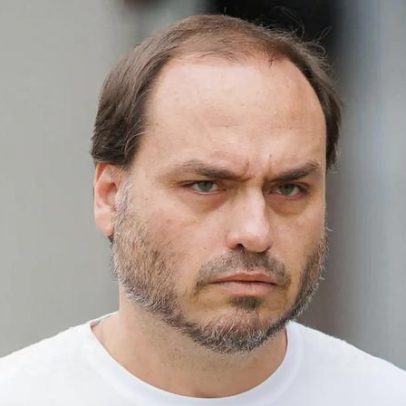 Carlos diz que pai está inchado; atraso no atendimento pode ter matado Bolsonaro