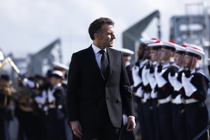 El presidente francés, Emmanuel Macron, este lunes durante una visita a la base militar de Ile Longue, en la Bretaña francesa.