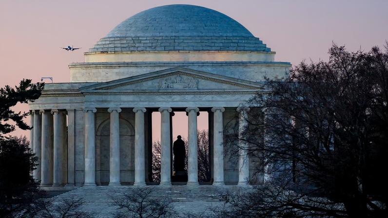 Trump faz ampla reformulação da Casa Branca e de Washington