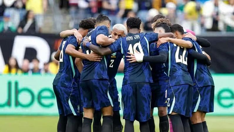 Seleção brasileira reunida no campo antes do amistoso contra a França