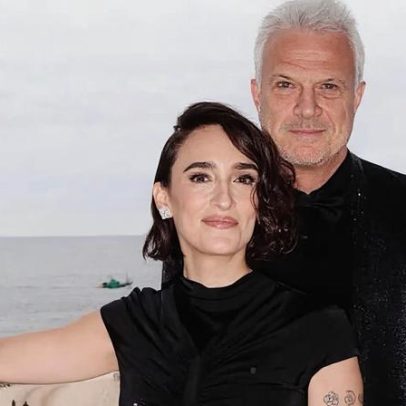 Pedro Bial posa com as filhas caçulas nos bastidores da TV