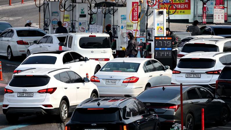 Cars line up at a gas station in Seoul, South Korea, March 9, 2026. REUTERS/Kim Hong-Ji