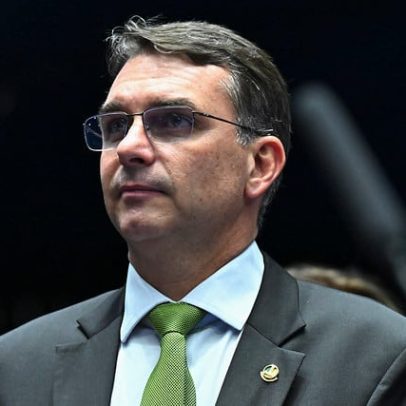 Flávio Bolsonaro acena para Ratinho Jr. após criticar a terceira via em jingle