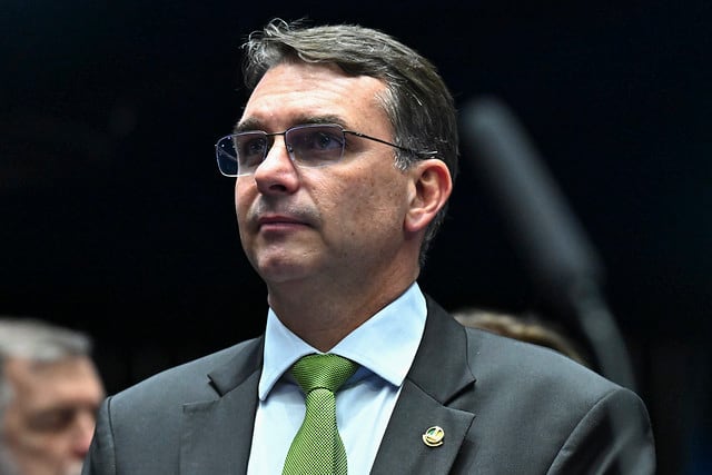O senador Flávio Bolsonaro (PL-RJ) fez um aceno para aproximação ao governador Ratinho Jr.