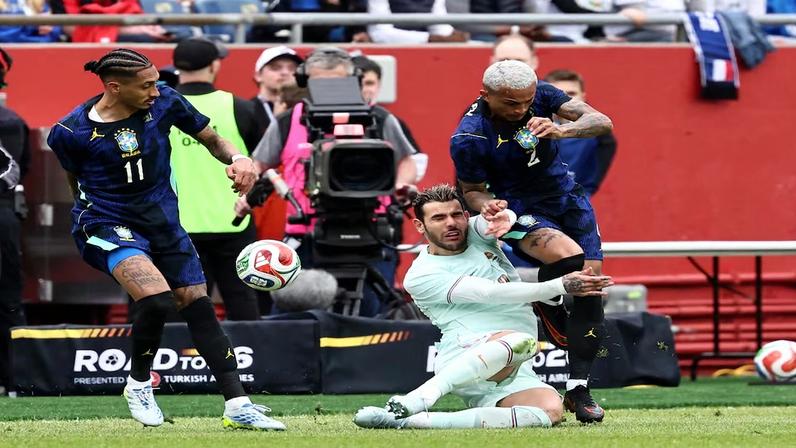 Raphinha e Wesley foram cortados da seleção brasileira por lesão