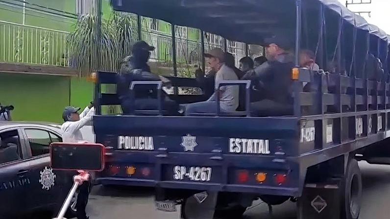 Migrantes da América Central são encontrados em um caminhão trator e resgatados no México