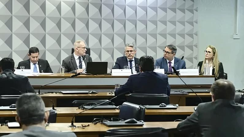 Senadores durante reunião da CPI do Crime Organizado